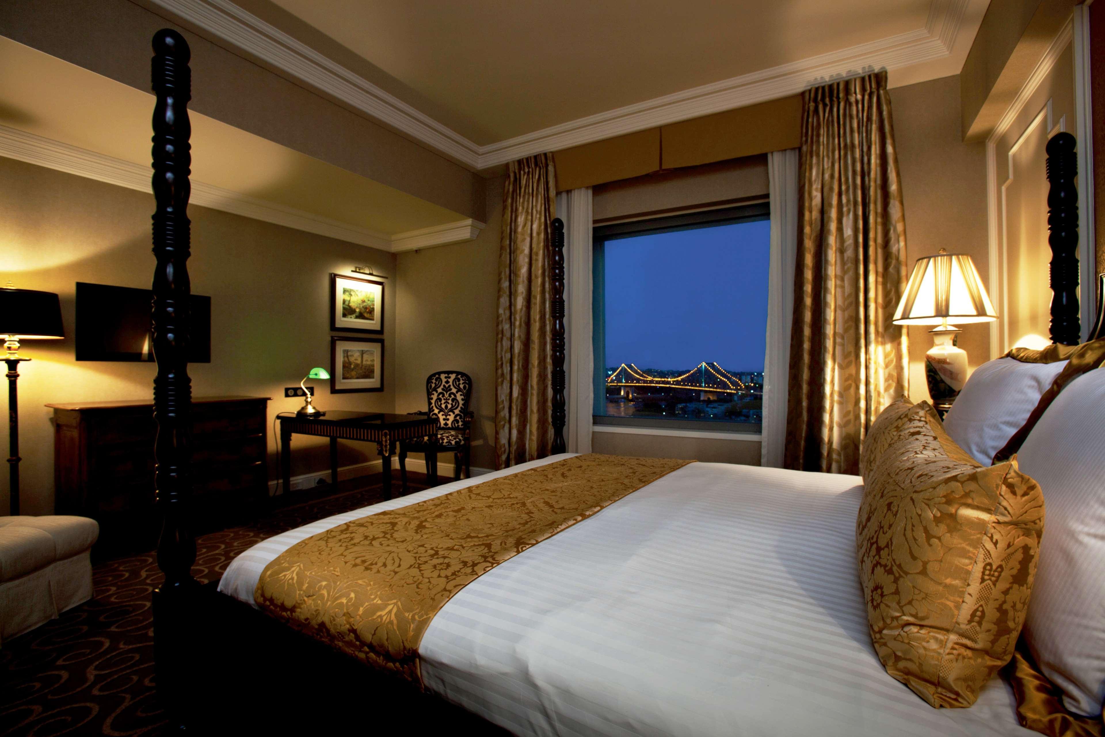 Hotel Stamford Plaza Brisbane Exteriér fotografie A room at the Taj Mahal Palace