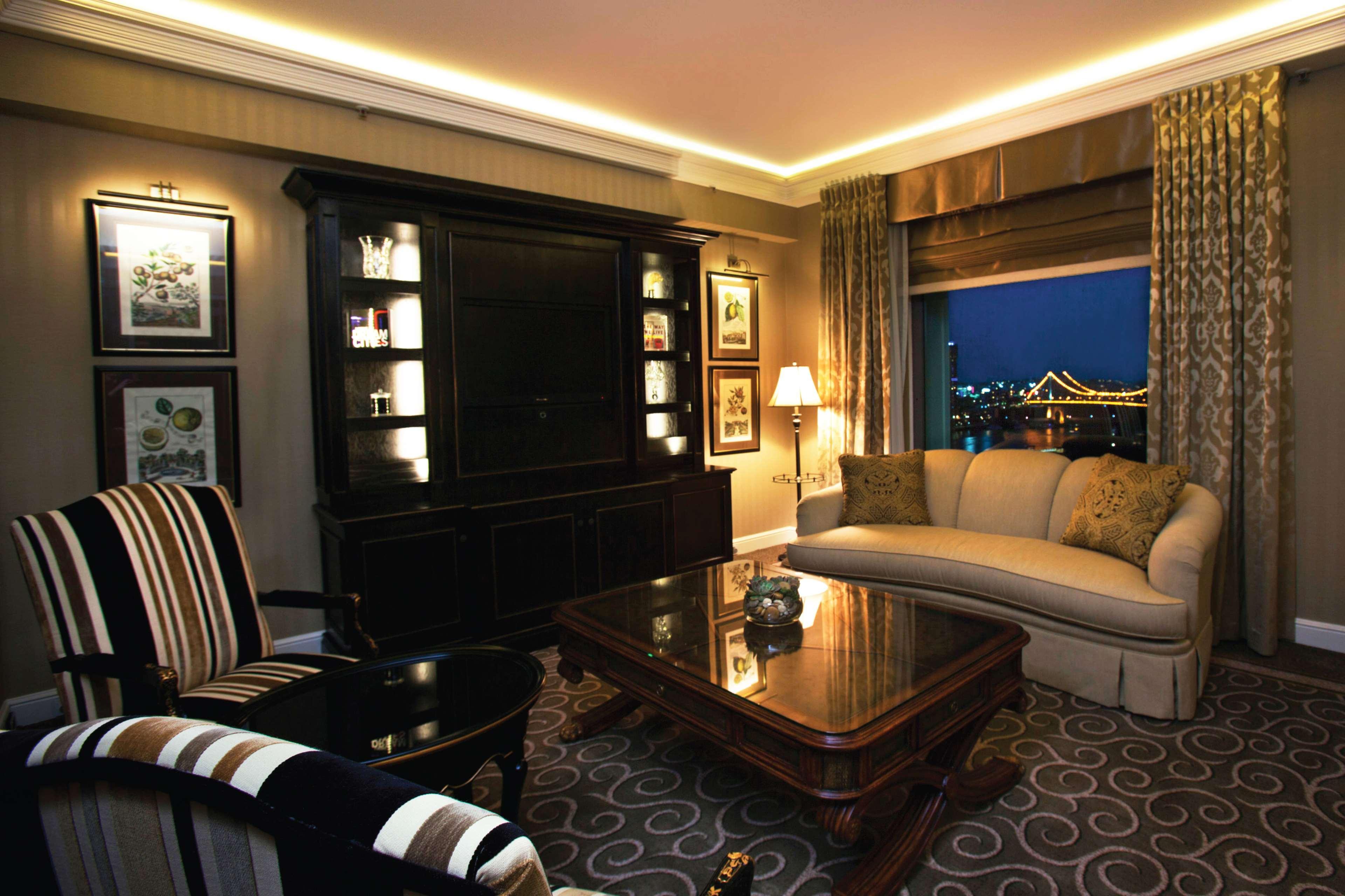 Hotel Stamford Plaza Brisbane Exteriér fotografie A living room at the Mandarin Oriental, London