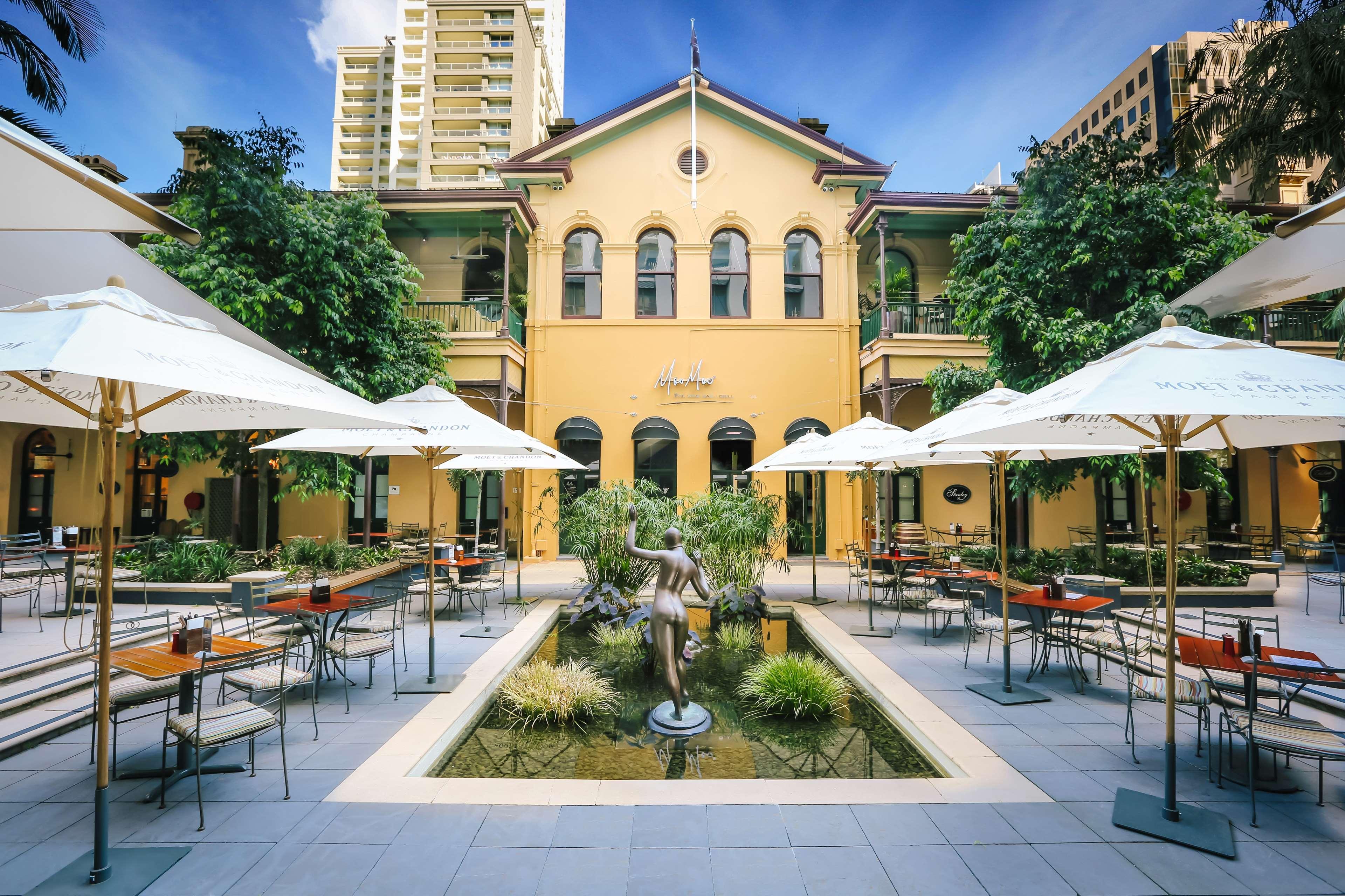 Hotel Stamford Plaza Brisbane Exteriér fotografie The courtyard at the Old Museum Building