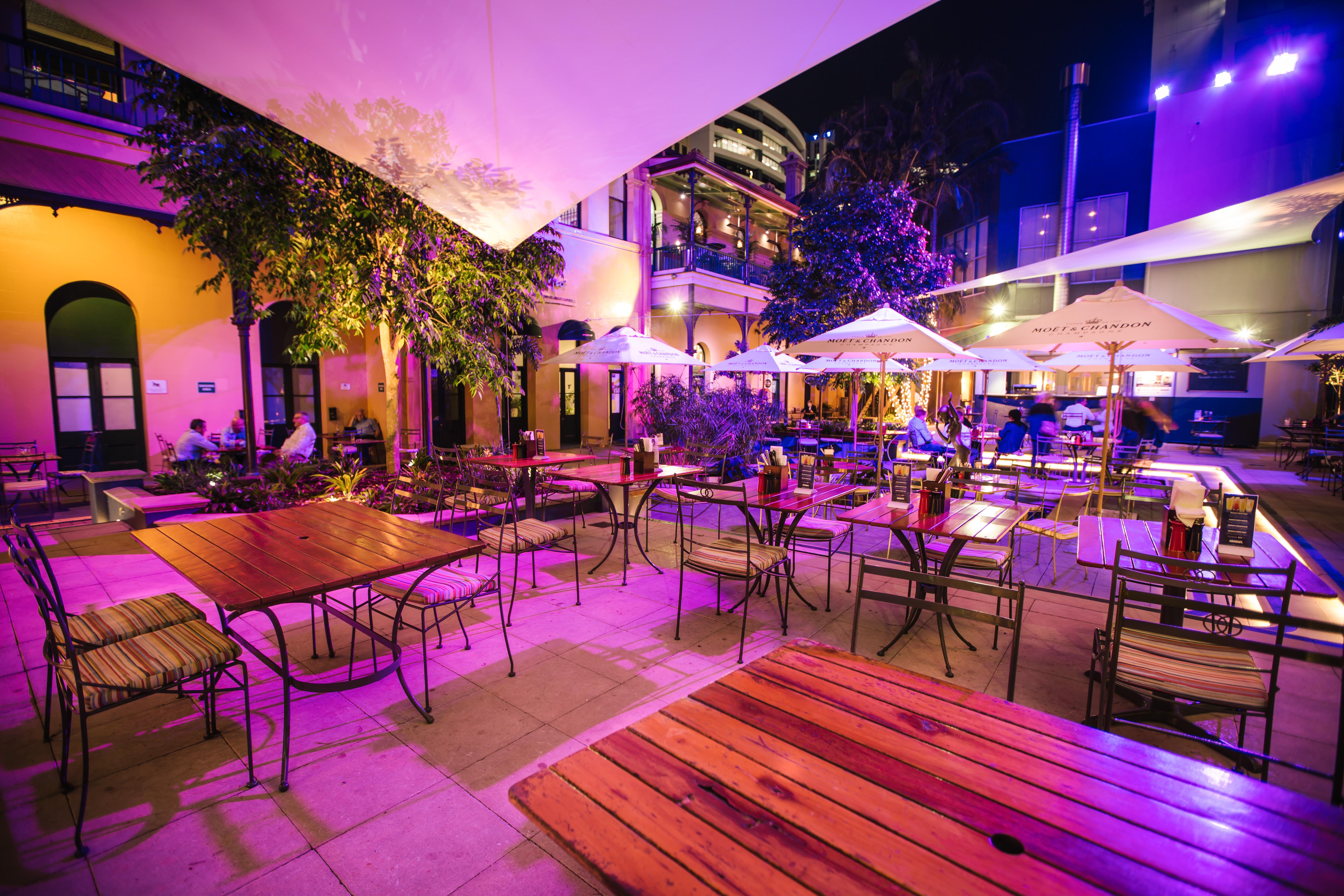 Hotel Stamford Plaza Brisbane Exteriér fotografie The courtyard at the Cape Town campus