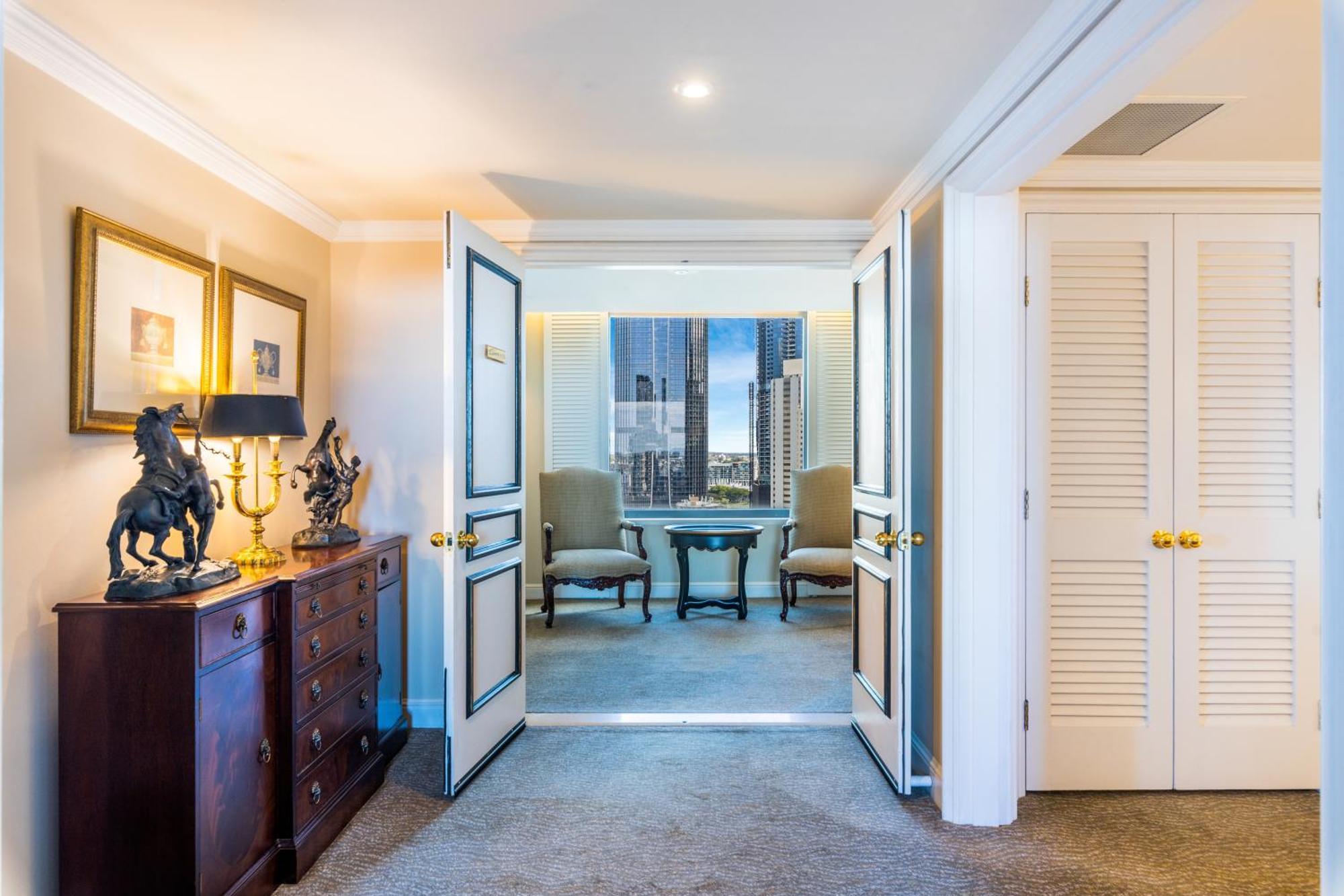 Hotel Stamford Plaza Brisbane Exteriér fotografie A suite at the Mandarin Oriental, Hong Kong