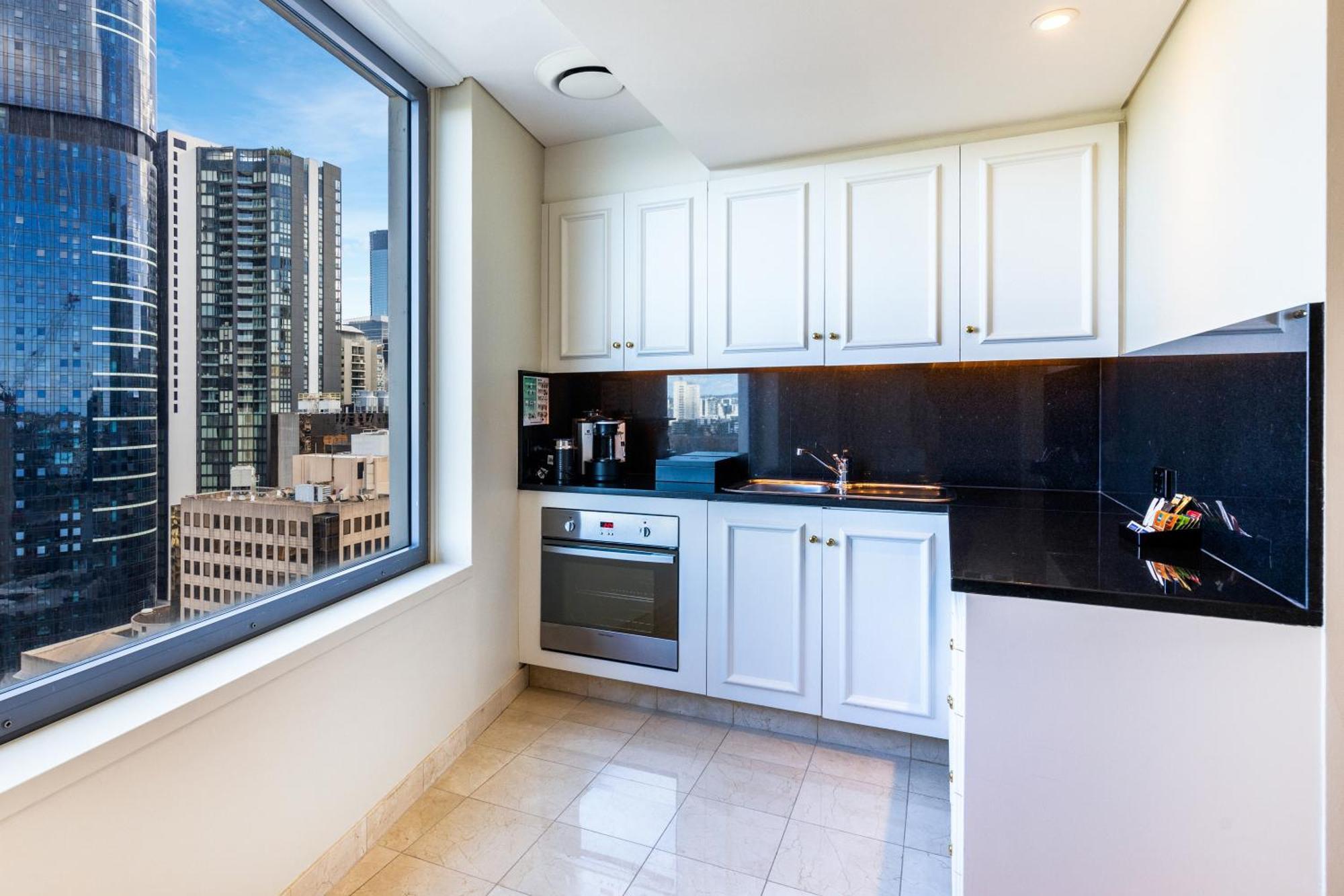 Hotel Stamford Plaza Brisbane Exteriér fotografie A kitchen in a typical apartment