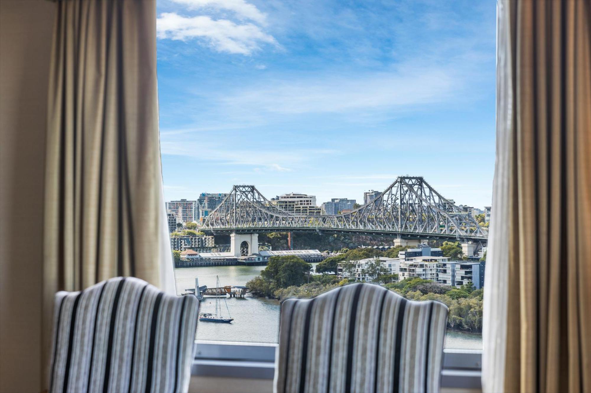 Hotel Stamford Plaza Brisbane Exteriér fotografie View of the Story Bridge from a suite