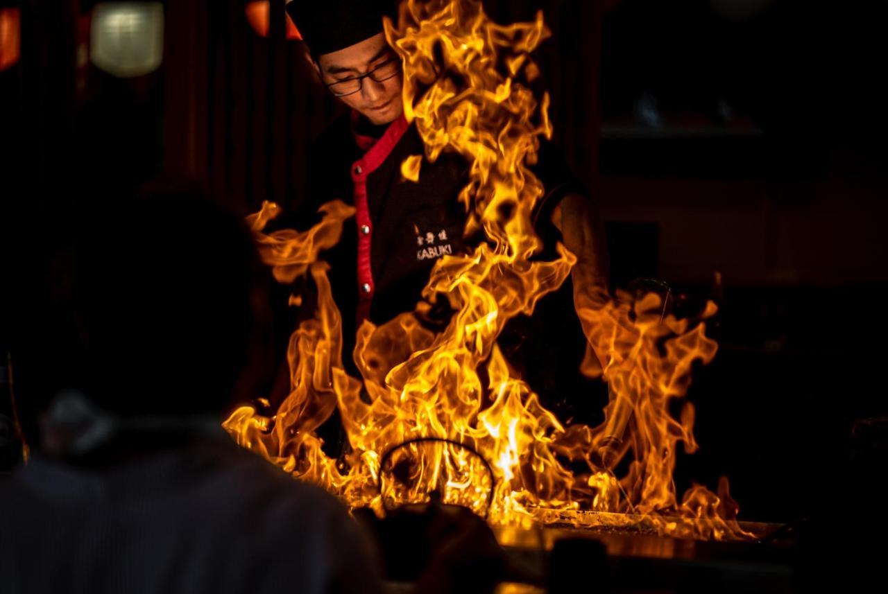 Hotel Stamford Plaza Brisbane Exteriér fotografie A chef cooking with a flaming wok